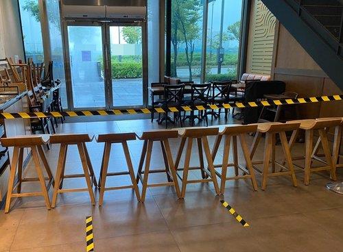 韓国首都圏のカフェや飲食店の営業に関する追加の防疫措置が３０日から始まった。首都圏のフランチャイズチェーンのカフェについては持ち帰りと出前営業のみ認める。閑散としている仁川市内のカフェ＝３０日、仁川（聯合ニュース）