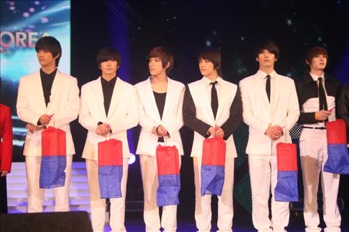 <2PM 등 中서 K-POP 공연…8천 관객 환호> - 3