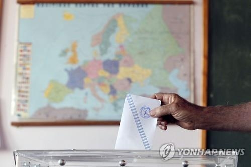 그리스 '운명의 국민투표' 시작…전국서 투표행렬 - 3
