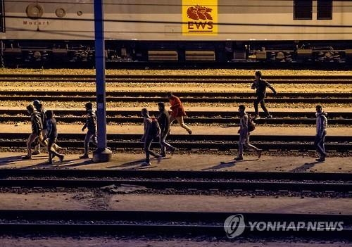 아수라장 된 유로터널…영국행 난민 3천여명 연이틀 쇄도(종합2보) - 2
