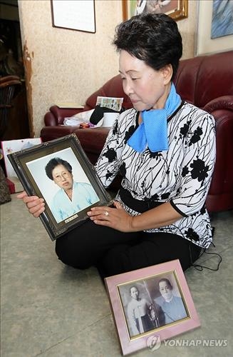 "뜻하지 않았던 이산가족 상봉 재개에 밤잠 설쳤어요" - 2