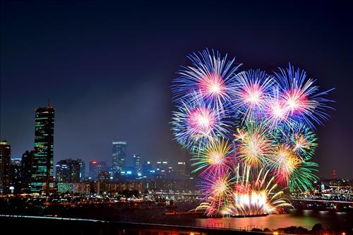 한화 서울세계불꽃축제…가을하늘 10만발 수놓는다 - 3