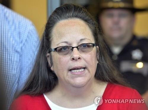 교황, 동성결혼 허가 거부한 미 법원서기와 비공개로 만나 - 2