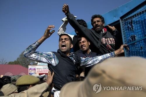 인도서 또 '암소 도축' 소문에 폭력 사태…21명 체포 - 3