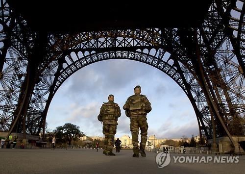 <파리 테러> "일상으로 돌아가야 테러를 이긴다"…에펠탑 재개방(종합) - 2