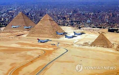 이집트 피라미드 인근서 외국인 관광버스 괴한 공격 받아 - 2