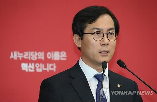 與 "조응천 영입, 野 초조함 징표…정치 희화화" - 2