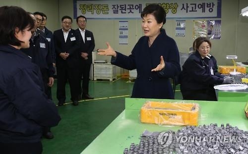 與의원 만난 朴대통령 "애국자 피눈물나는데 법통과시키세요" - 3