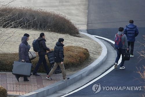 <개성공단 중단> 첫날 130여 명 출경·60여 명 입경 - 3