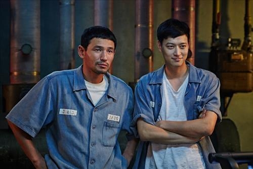 영화 '검사외전' 흥행질주…주말 800만 돌파 전망 - 2