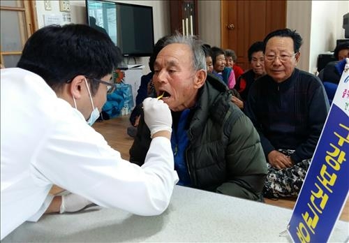 <카메라뉴스> 진안군 "노인 구강질환 예방 나섰다" - 2