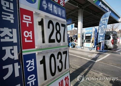 경유 10년만에 ℓ당 1천원대 눈앞…하락세는 더뎌질듯 - 2