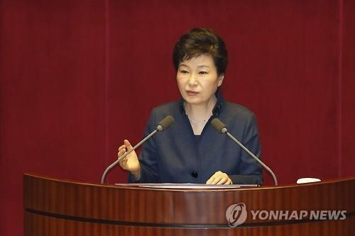 군청색 바지정장 '전투복' 朴대통령…두 차례 주먹 불끈(종합) - 2