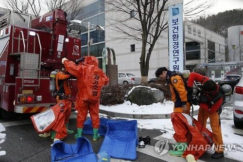 경기북부 보건환경연구원서 질산 2.5ℓ 누출…1명 화상(종합) - 3