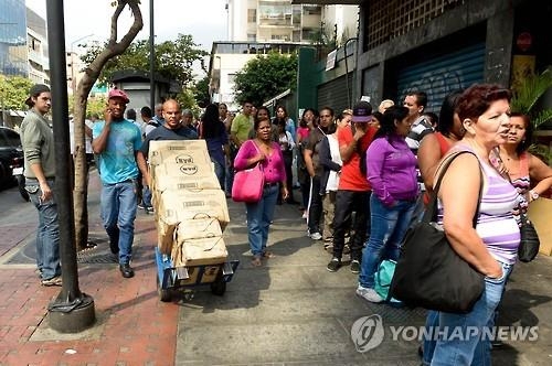 품귀 생필품 빼돌려 배불린 베네수엘라 국영 슈퍼 직원들 - 2