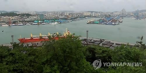 '올해만 3번째' 외국선원 밀입국 통로 전락한 인천항 - 2