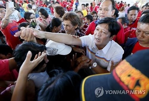 필리핀 정부 "독재자 마르코스 아들, 부통령감 안된다" 맹공 - 2