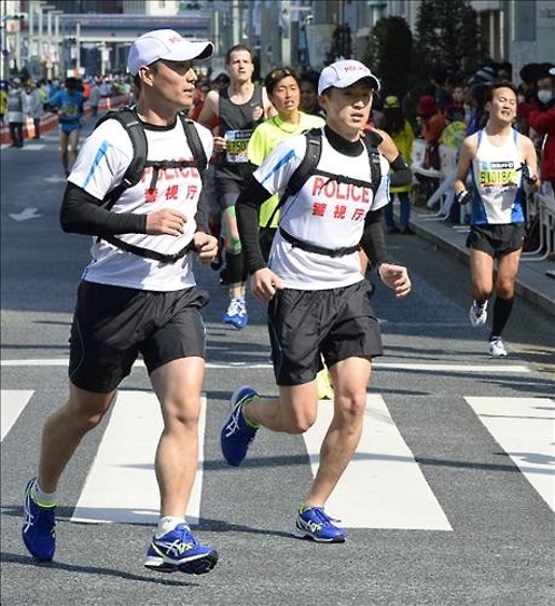'드론 띄우고, 같이 뛰고…' 日경찰 도쿄마라톤서 철벽 테러대책 - 4