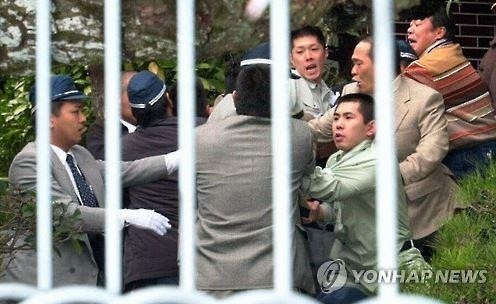 최루액·화염병·총질…日야쿠자 '일촉즉발' 대립에 열도 불안 - 5