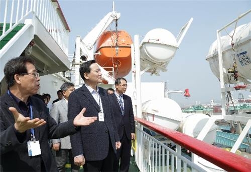 <동정> 김현웅 법무장관, 인천항 보안체계 점검 - 2