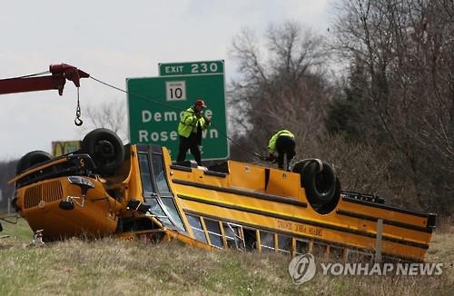 안전벨트 없는 美스쿨버스 사고시 위험 두배…"안전벨트 장착을" - 2
