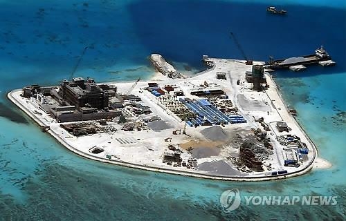 "아베 '중국 거명' 남중국해 거점화 비판에 中 항의" - 2