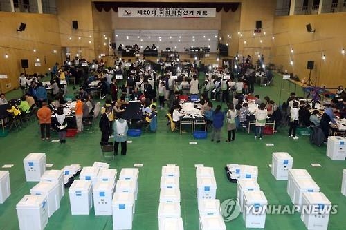<선택 4.13> '서울 민심 향방' 뚜껑 열렸다…긴장 속 개표 시작 - 2