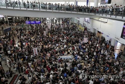 항공사에 '갑질' 홍콩수반 "물러나라" 항의시위 - 2