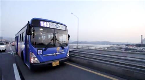"각본도, 내레이션도 없어요"…담백한 휴먼다큐 '버스' - 3