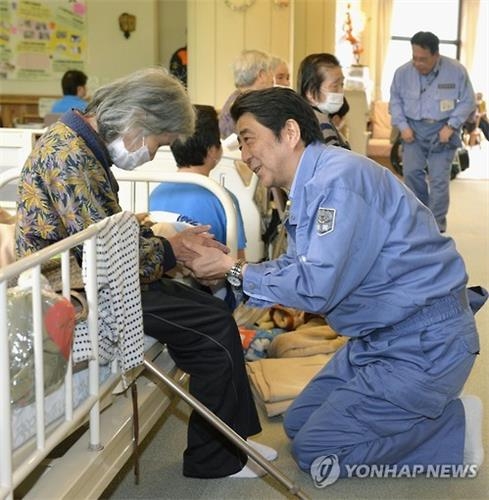 지진 피해지역 간 아베, 무릎꿇고 이재민 얘기 경청 - 4