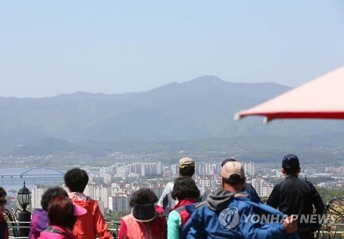 충북 이틀째 황사…탁한 날씨에도 나들이객 북적 - 2