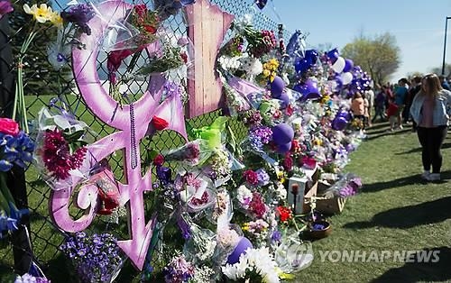 '천재 뮤지션' 프린스 장례식…보랏빛 아래 영면 - 3