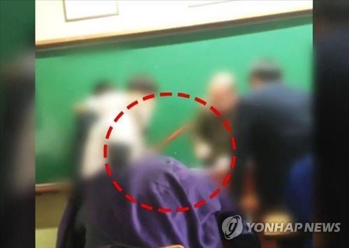 '빗자루 폭행' 고교생 형사처벌 면했다…소년부 송치(종합) - 2