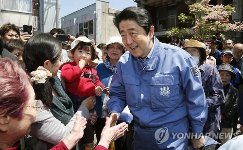 "일본인 56% '아베 정권의 헌법 개정 반대'" - 2