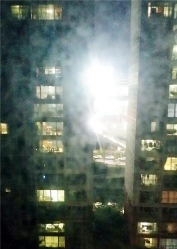 야구장 야간조명에 "눈부셔 못살겠다" 고통 호소 - 2