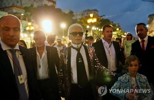 <르포> '멀리서라도'…샤넬 패션쇼 찾은 쿠바 아바나 청춘들 - 2