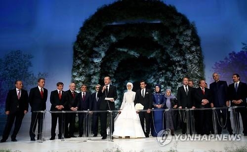 터키 대통령 딸 결혼식에 하객 6천명 운집…도로통제도 - 3