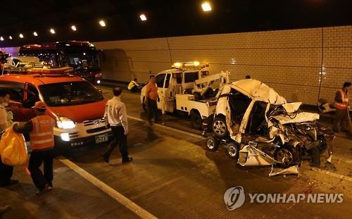 남해고속道 창원1터널서 9중 추돌…4명 사망, 56명 부상(종합3보) - 2