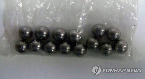 슈퍼마켓 건물에 쇠구슬 3발 날아들어…경찰 수사 - 2