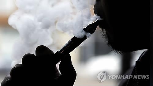 전자담배 끽연 급증…"10년 뒤 질병 부를지 모를 모험" - 2