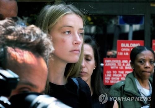 美법원 '가정 폭력' 배우 조니 뎁에 아내 '접근 금지명령' - 2