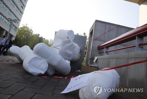 홍대 앞 '일베' 상징 조형물 산산조각…훼손 대학생 등 3명 입건(종합) - 2