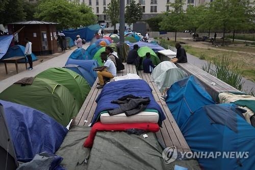 이달고 파리 시장 "파리에 정식 난민촌 설치 계획" - 2