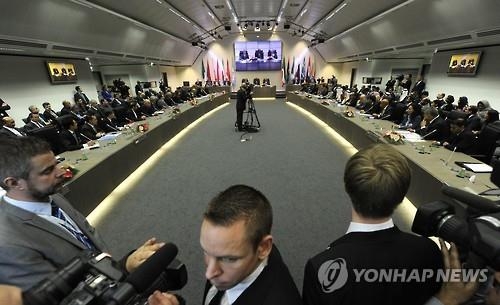 OPEC 생산량 한도 합의 놓고 사우디-이란 맞붙는다 - 2