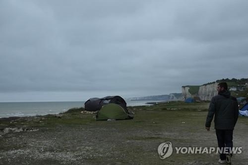 "英 소규모 항구들, 난민 밀입국 알선 범죄조직에 '핫스폿'" - 3