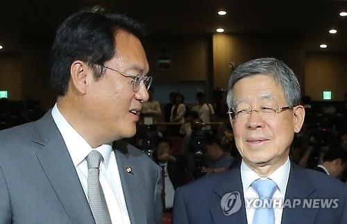 새누리 '김희옥 비대위' 첫발…'복당문제' 험로 전망 - 2