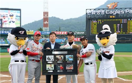 <프로야구> 한화, 김성근 감독 2천500경기 출장 기념식 - 2