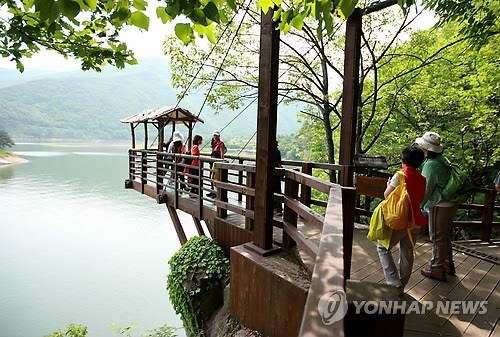 연휴 첫날 흐린 날씨에도 충북 유원지 나들이객 북적 - 2