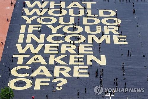 스위스 '월300만원 기본소득' 불발에도 지구촌 곳곳 '유사 실험' - 4