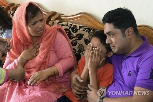 방글라데시서 대테러 경찰관 아내, 아들 보는 앞에서 피살 - 2
